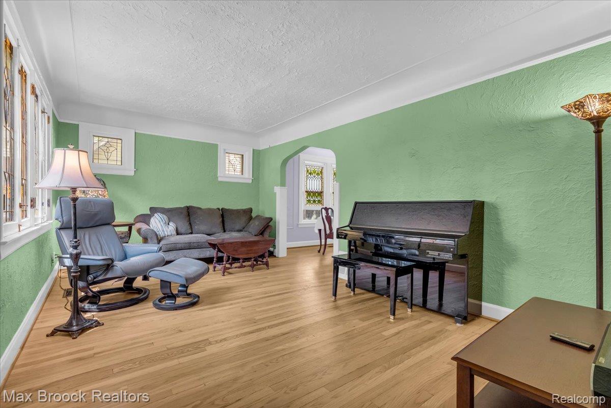 923 E 5th Street