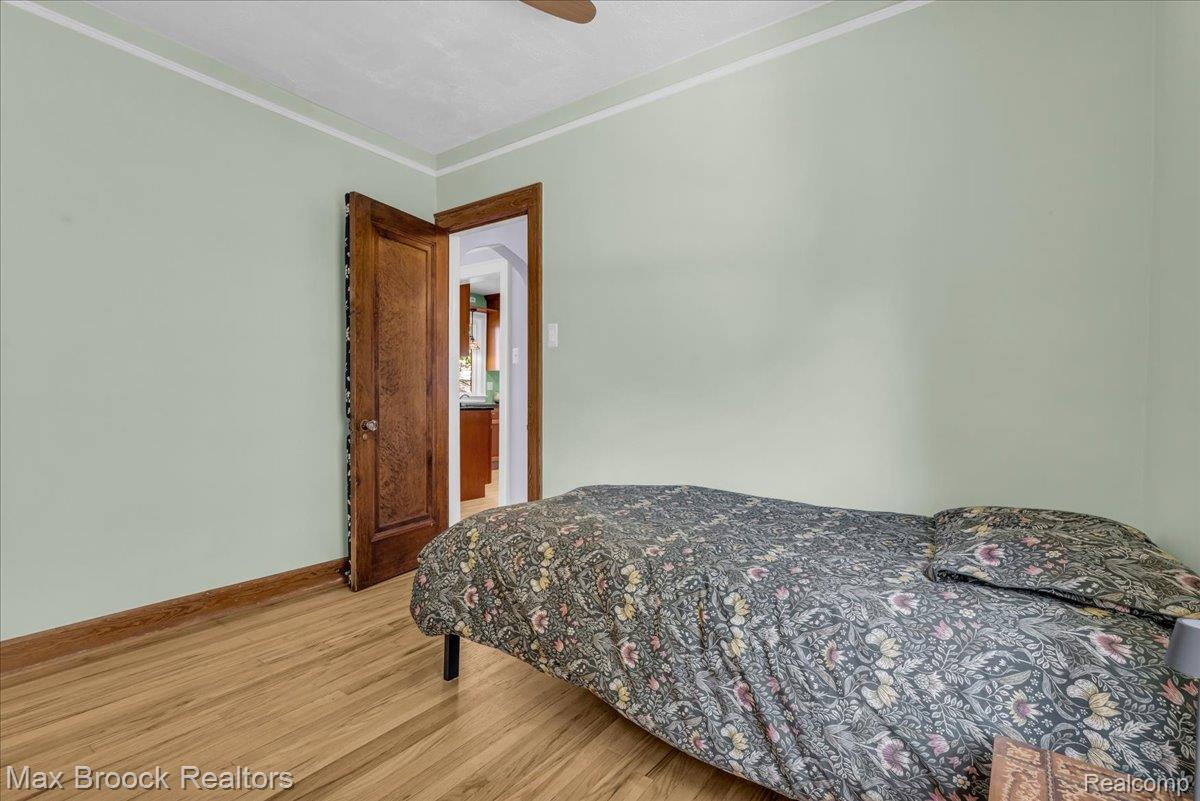 923 E 5th Street