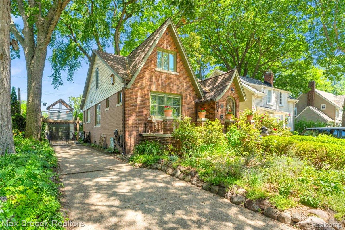 923 E 5th Street