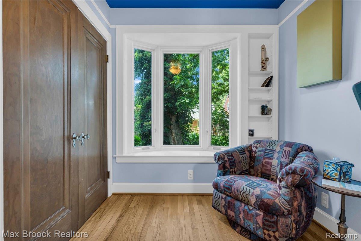 923 E 5th Street
