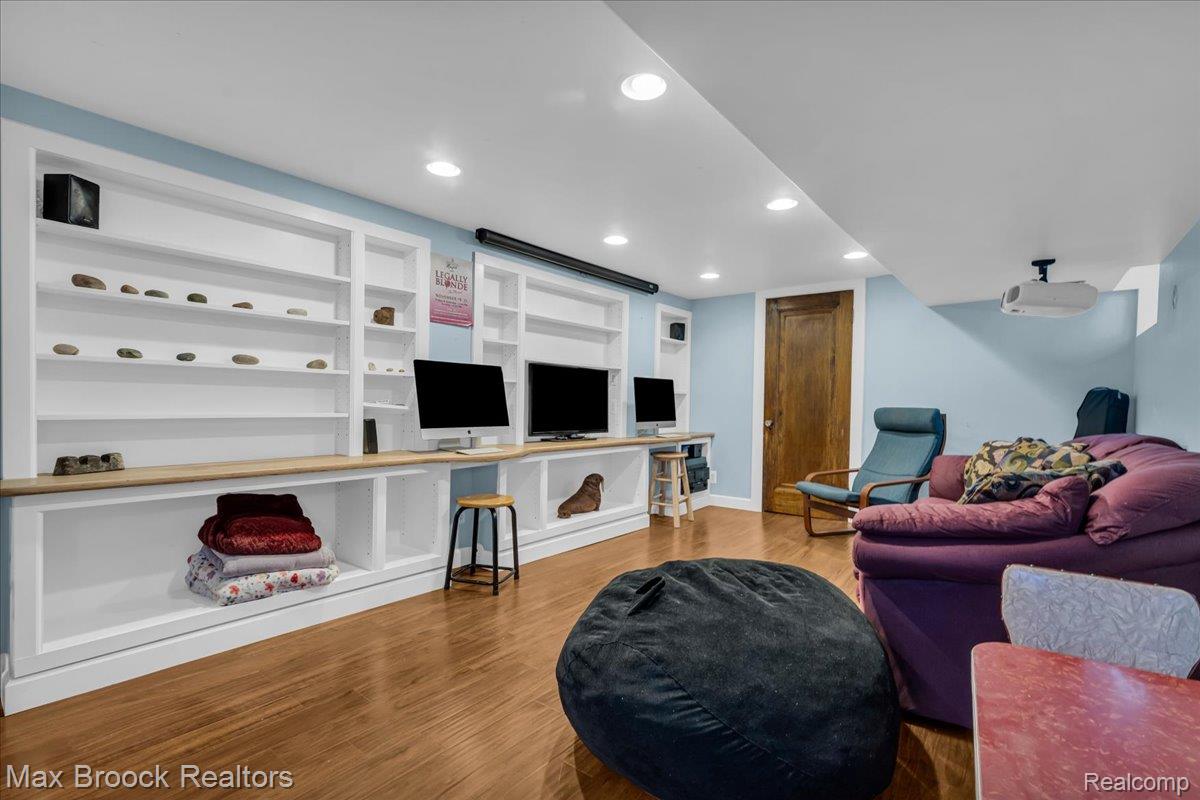 923 E 5th Street