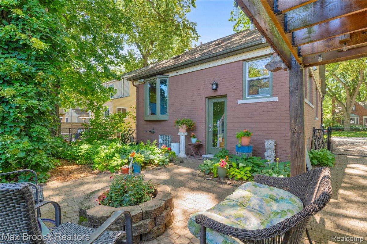 923 E 5th Street