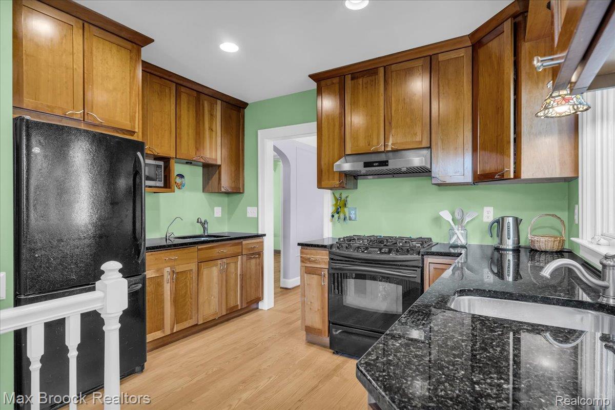 923 E 5th Street