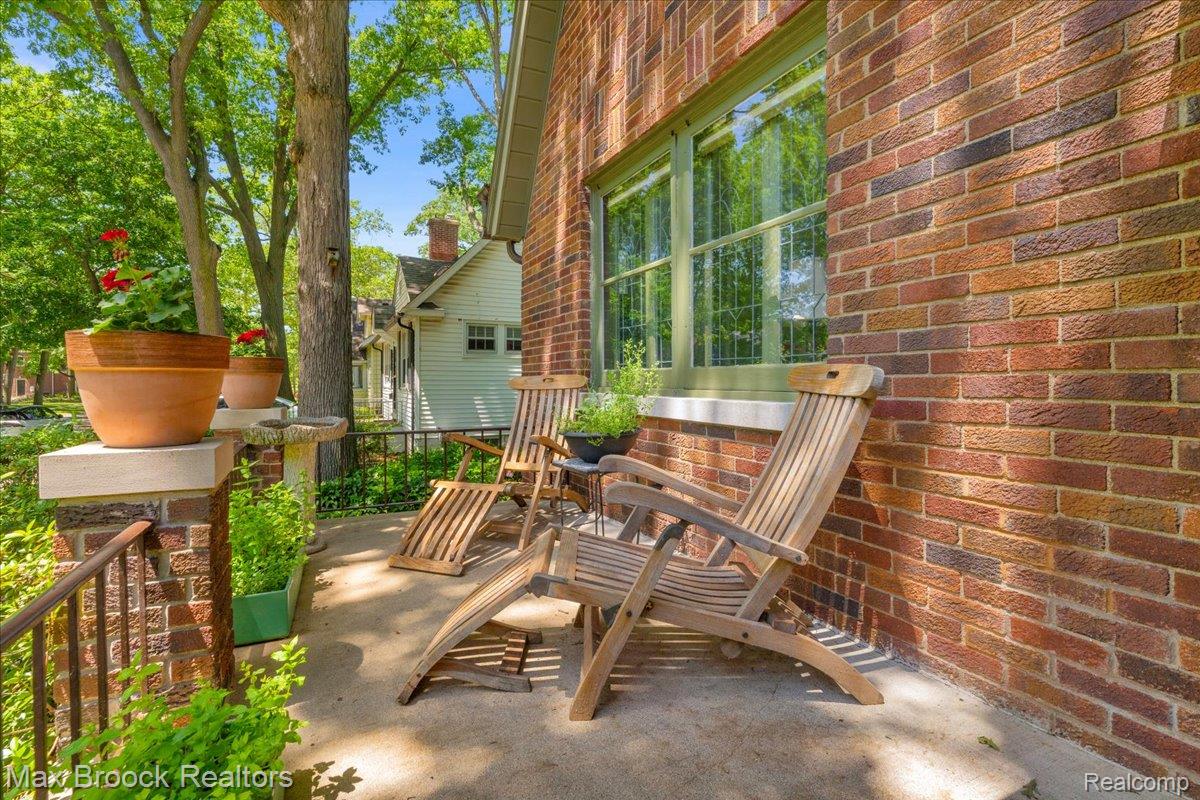 923 E 5th Street