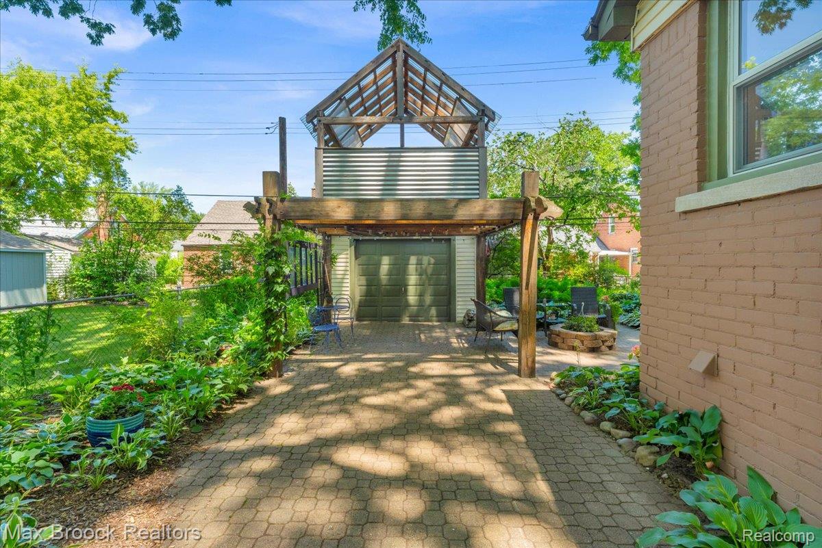 923 E 5th Street