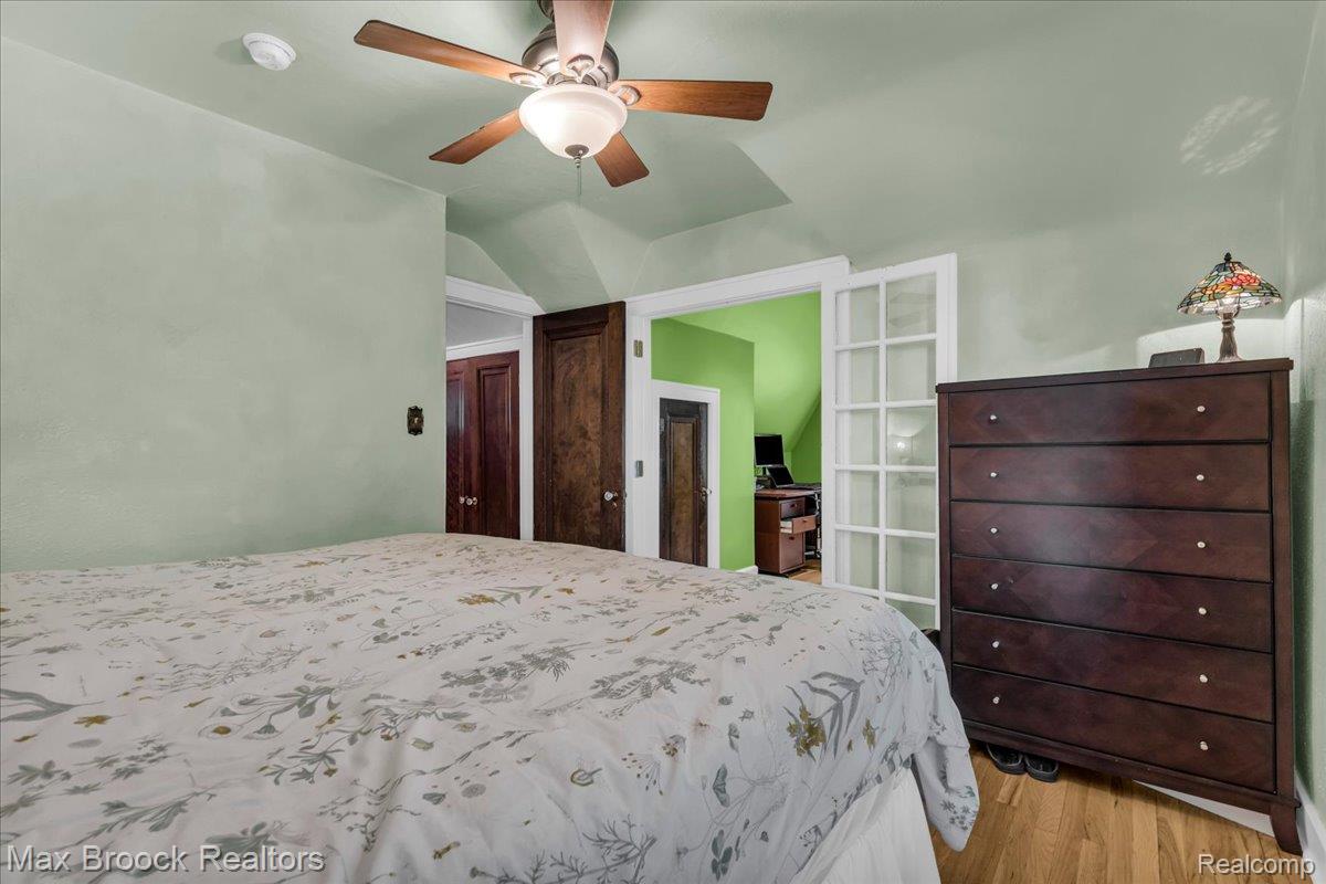 923 E 5th Street