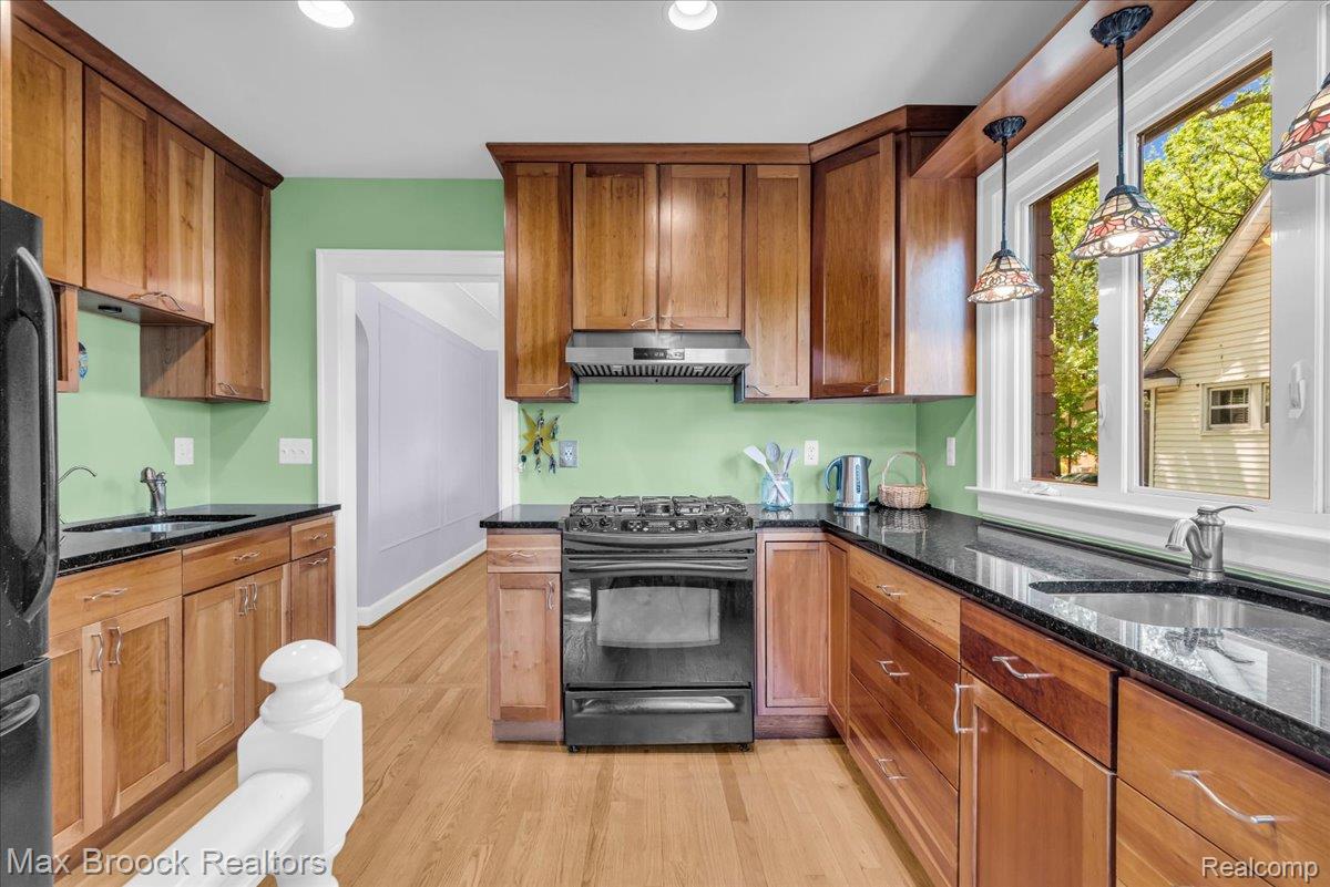 923 E 5th Street