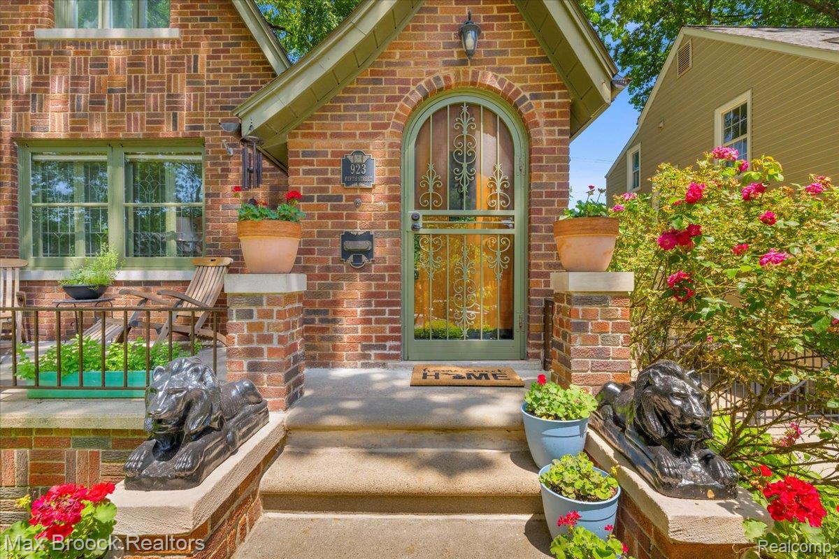 923 E 5th Street