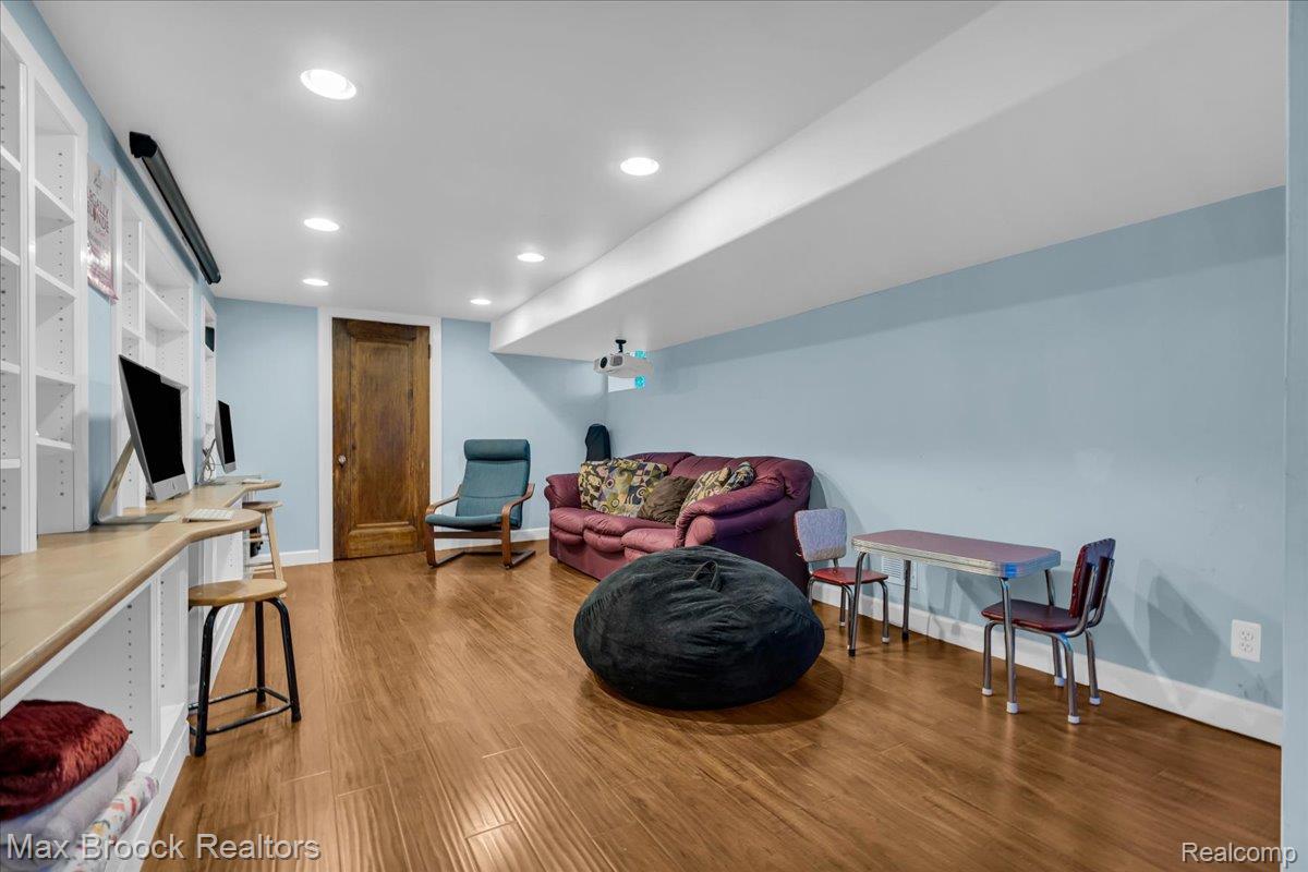 923 E 5th Street