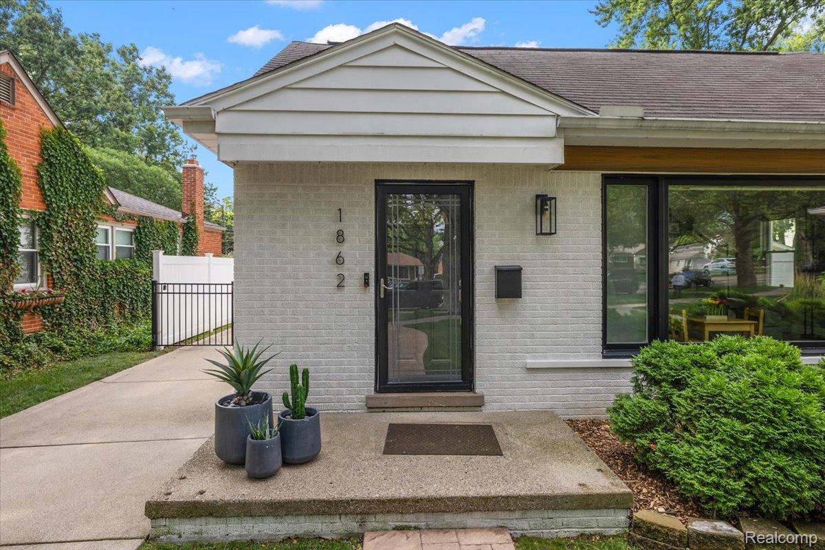 1862 E Lincoln Street