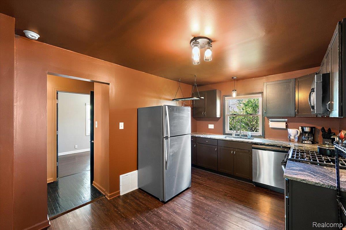136 W Elza Avenue