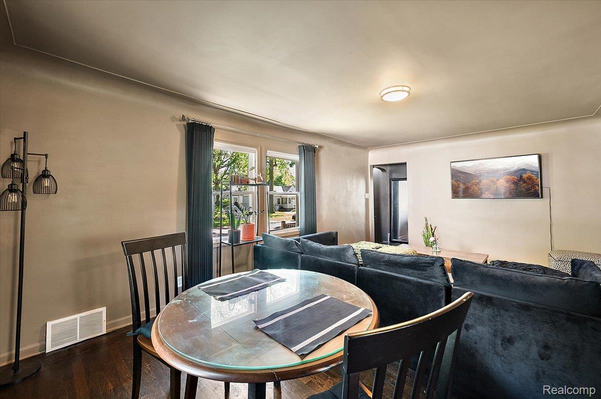 136 W Elza Avenue