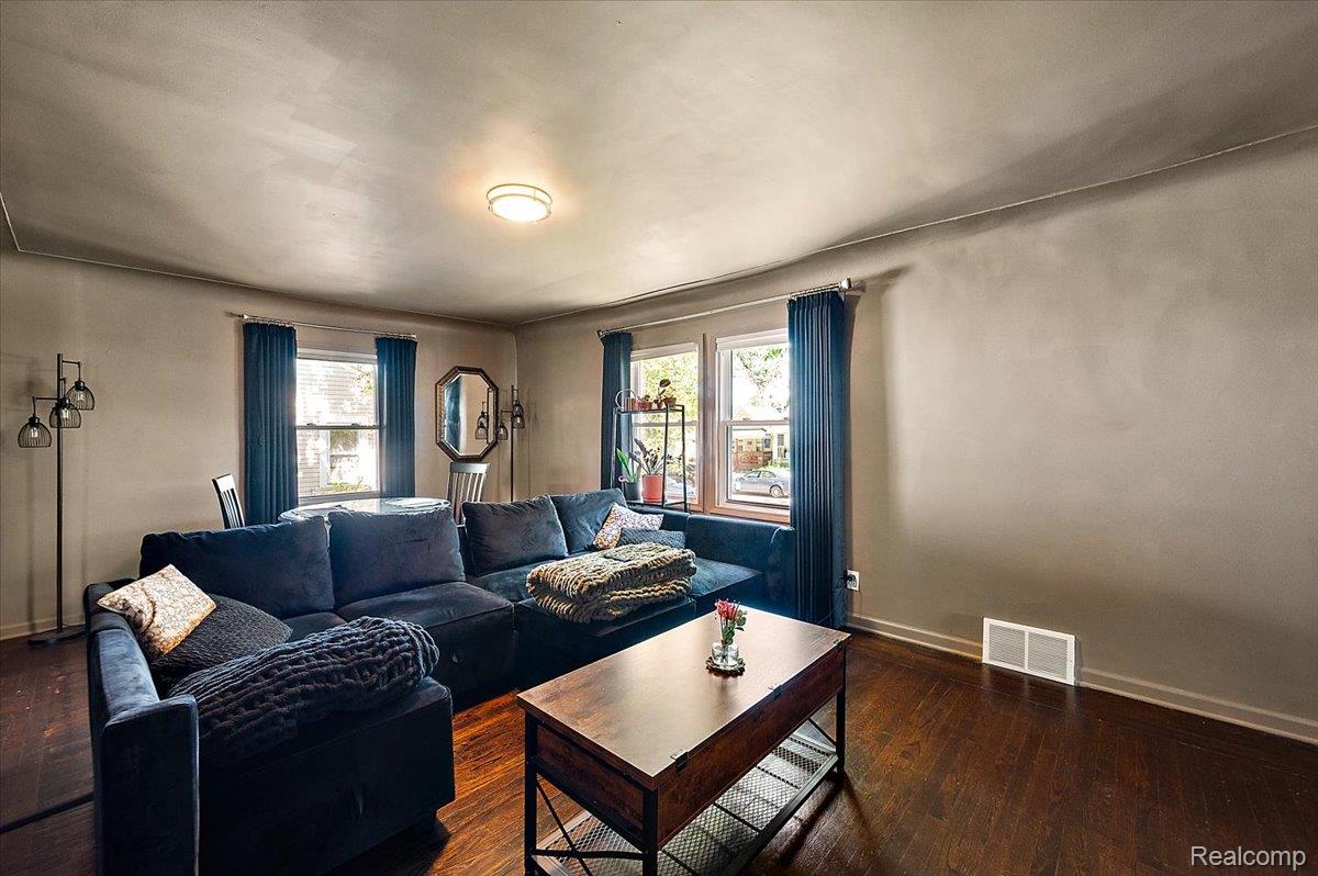 136 W Elza Avenue