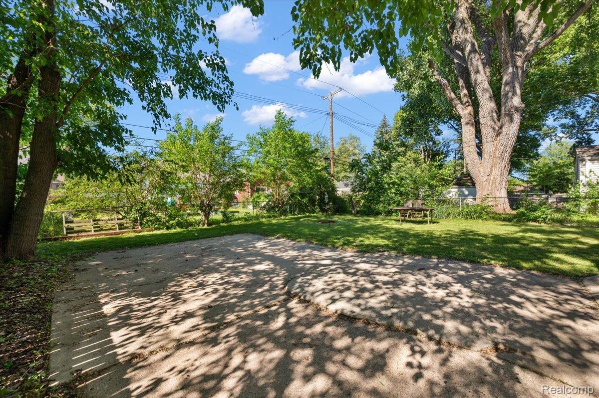 136 W Elza Avenue