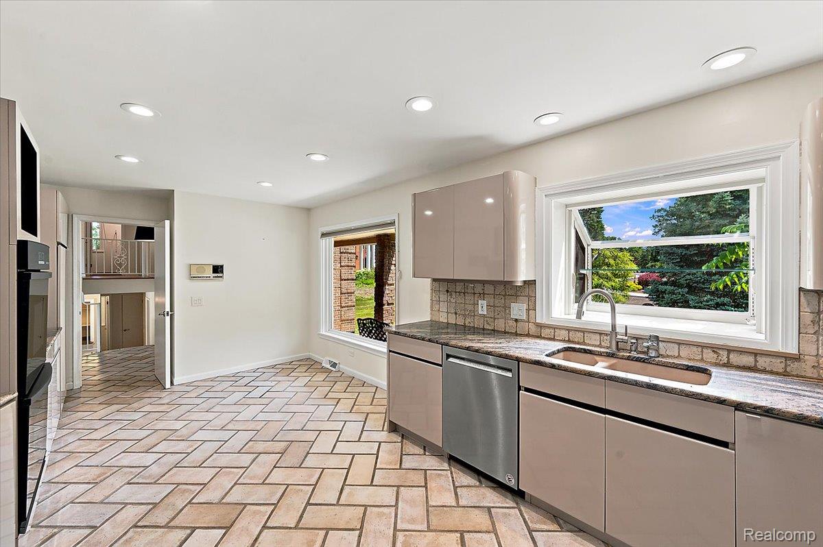980 Sandhurst Road