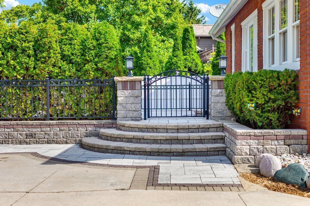 1059 N Riverside Avenue