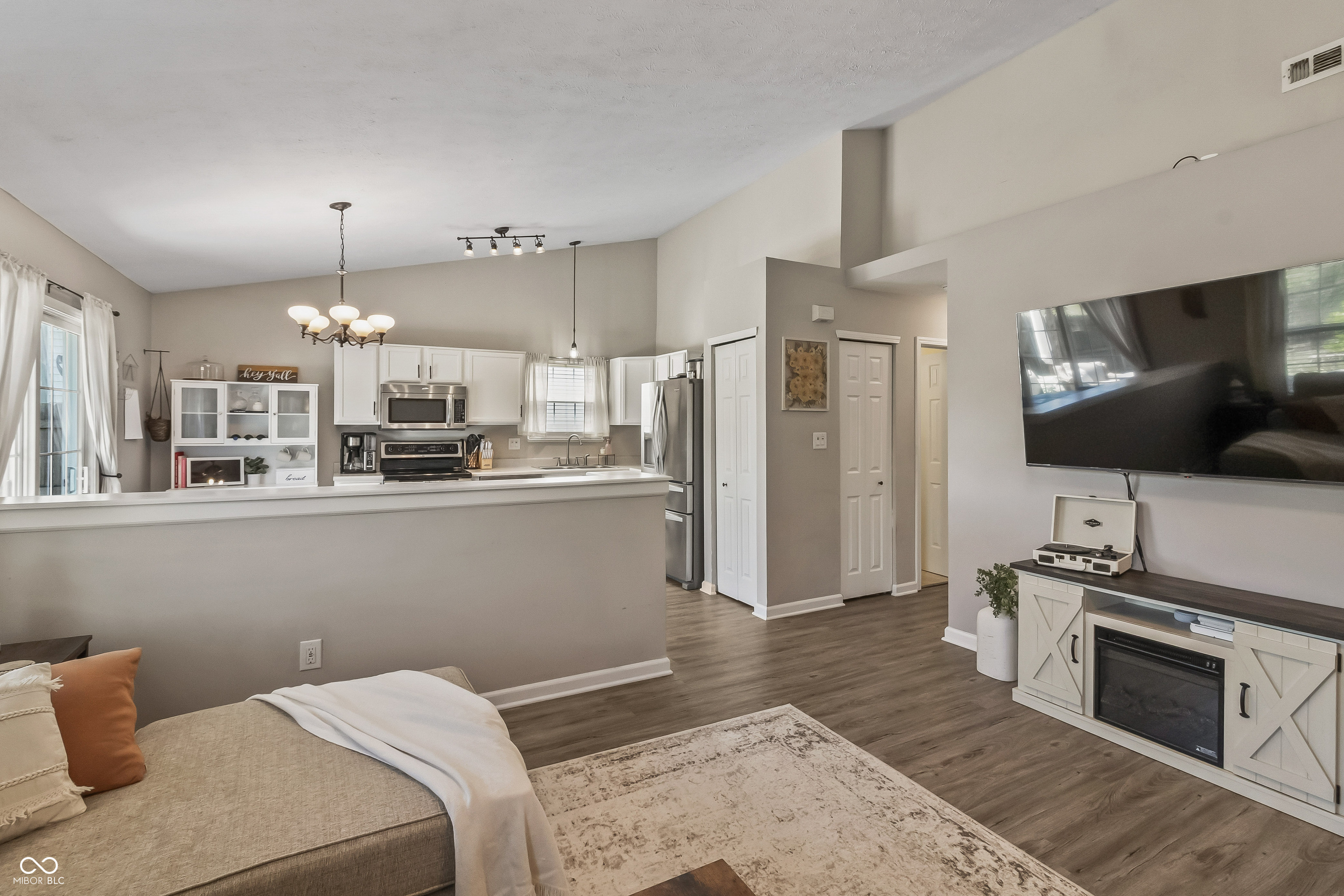 6899 N Karnes Drive