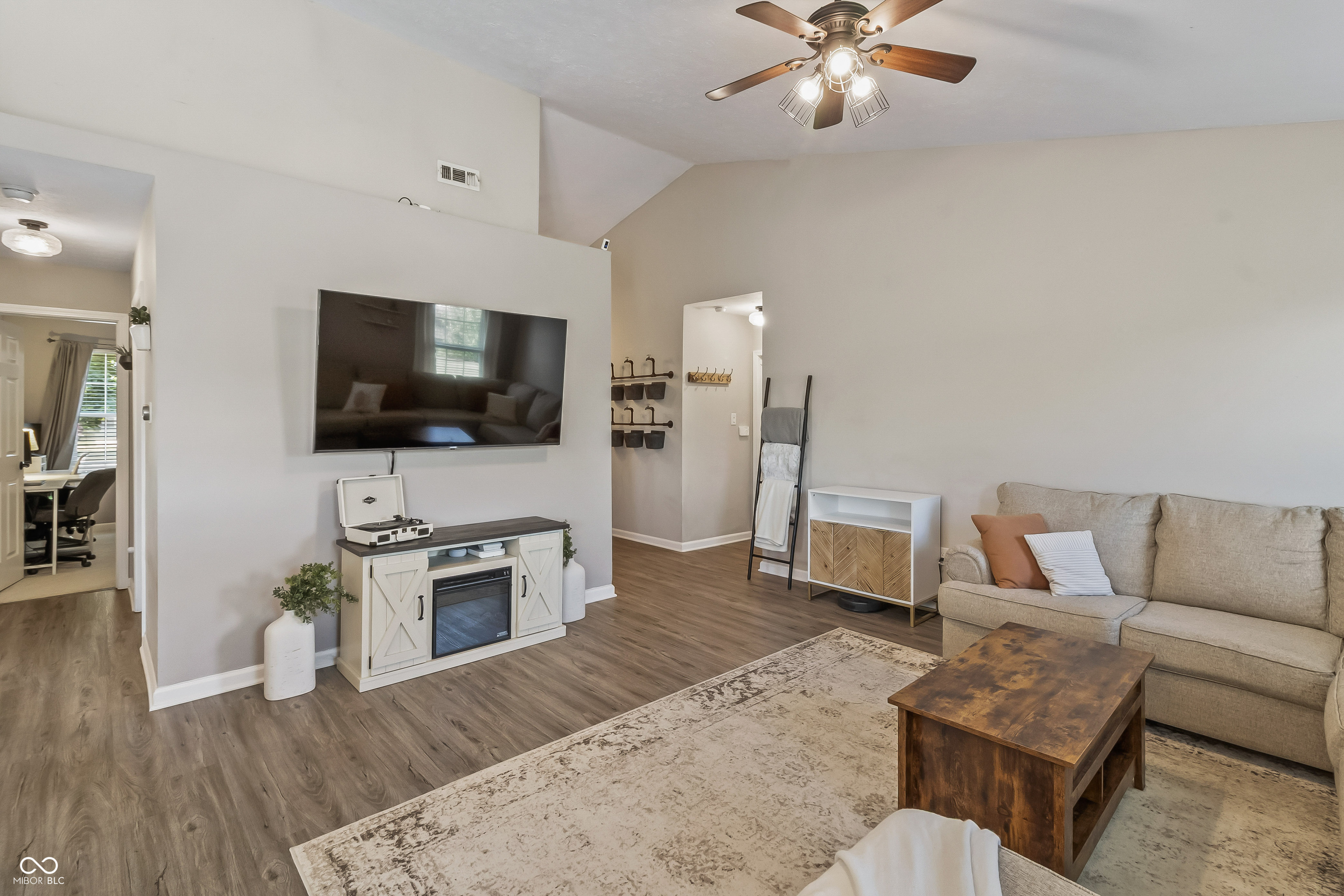 6899 N Karnes Drive