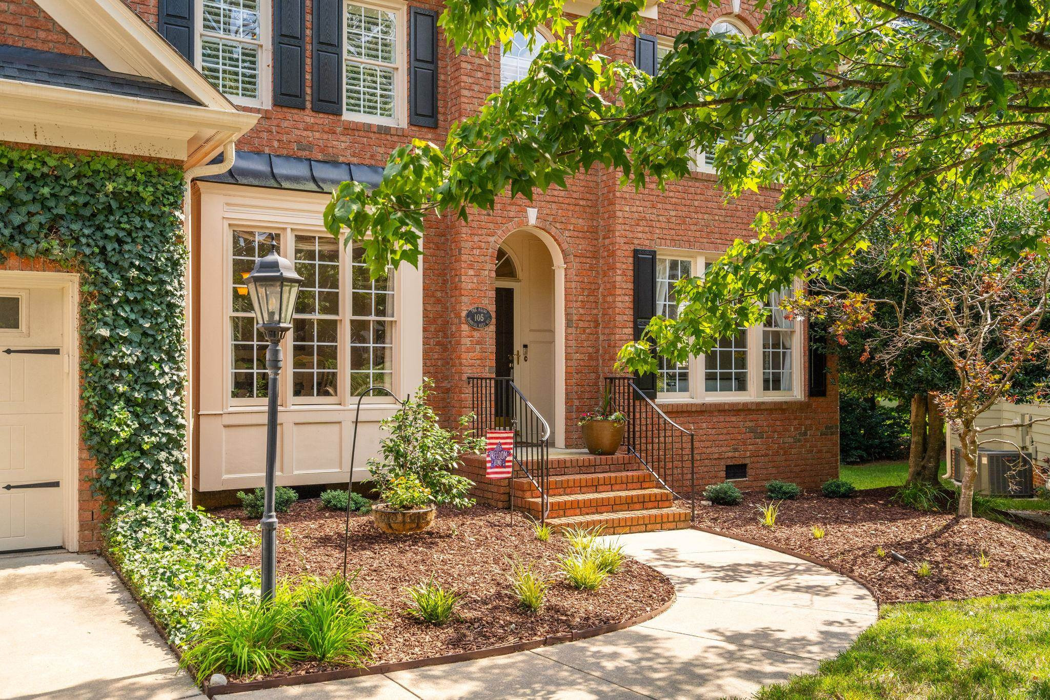 105 Robbins Reef Way