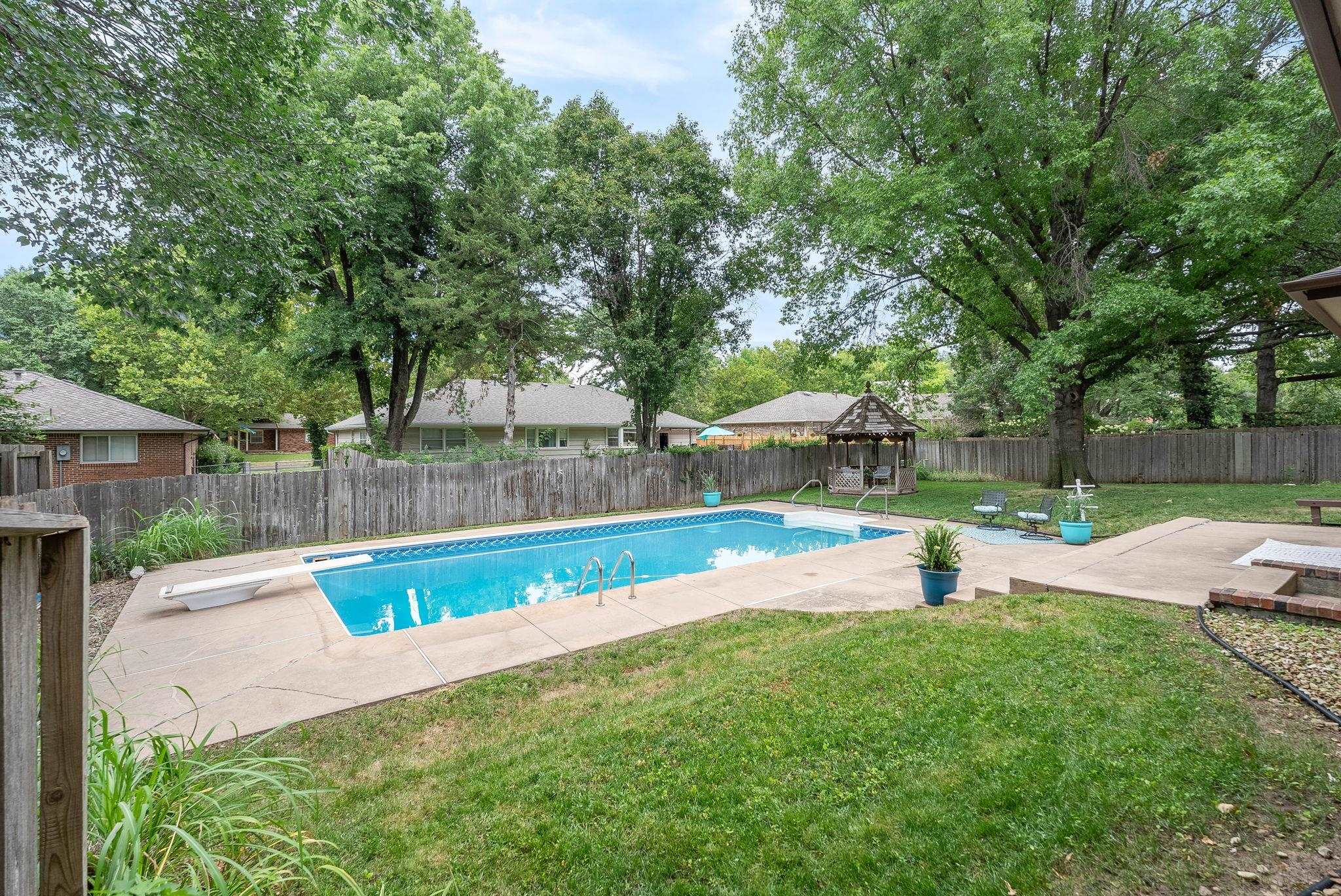 8300 E Brookhollow Ln