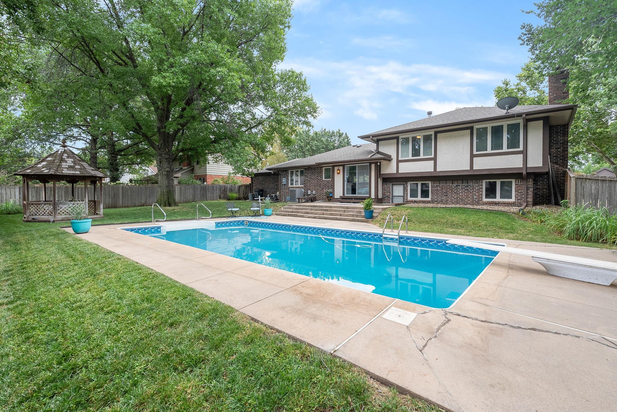 8300 E Brookhollow Ln