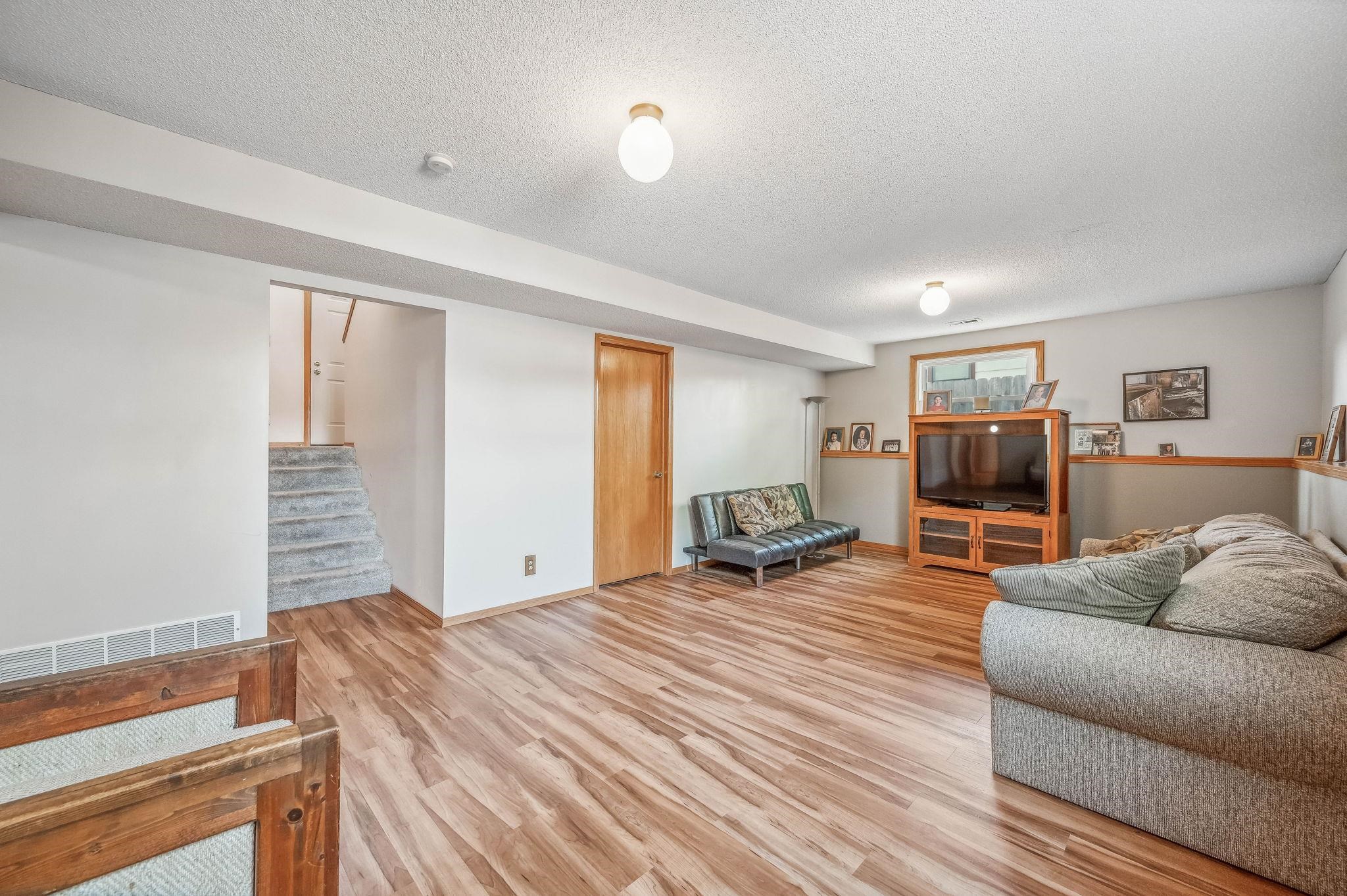 11902 W Jamesburg St