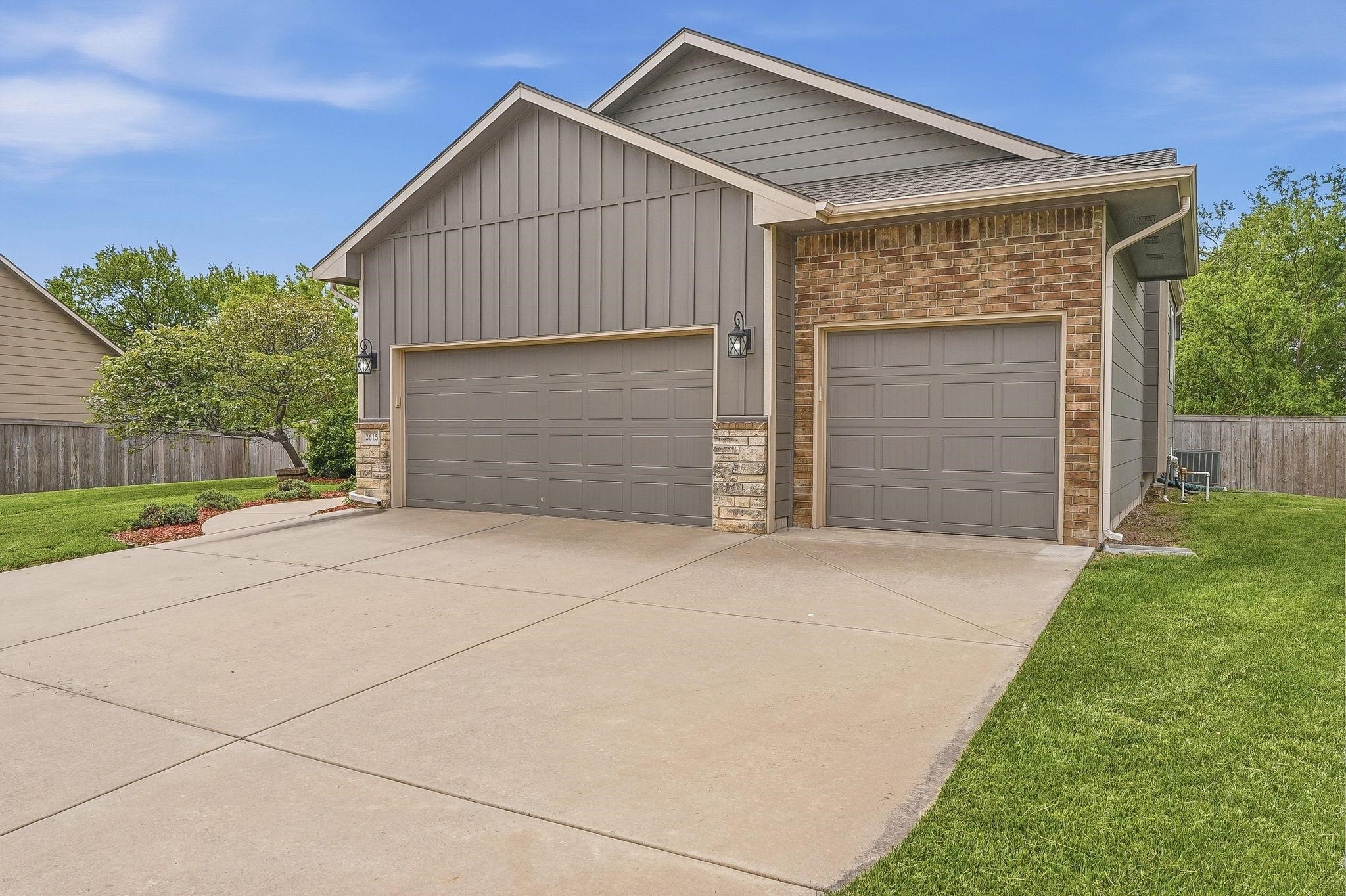 2615 N Woodridge Ct