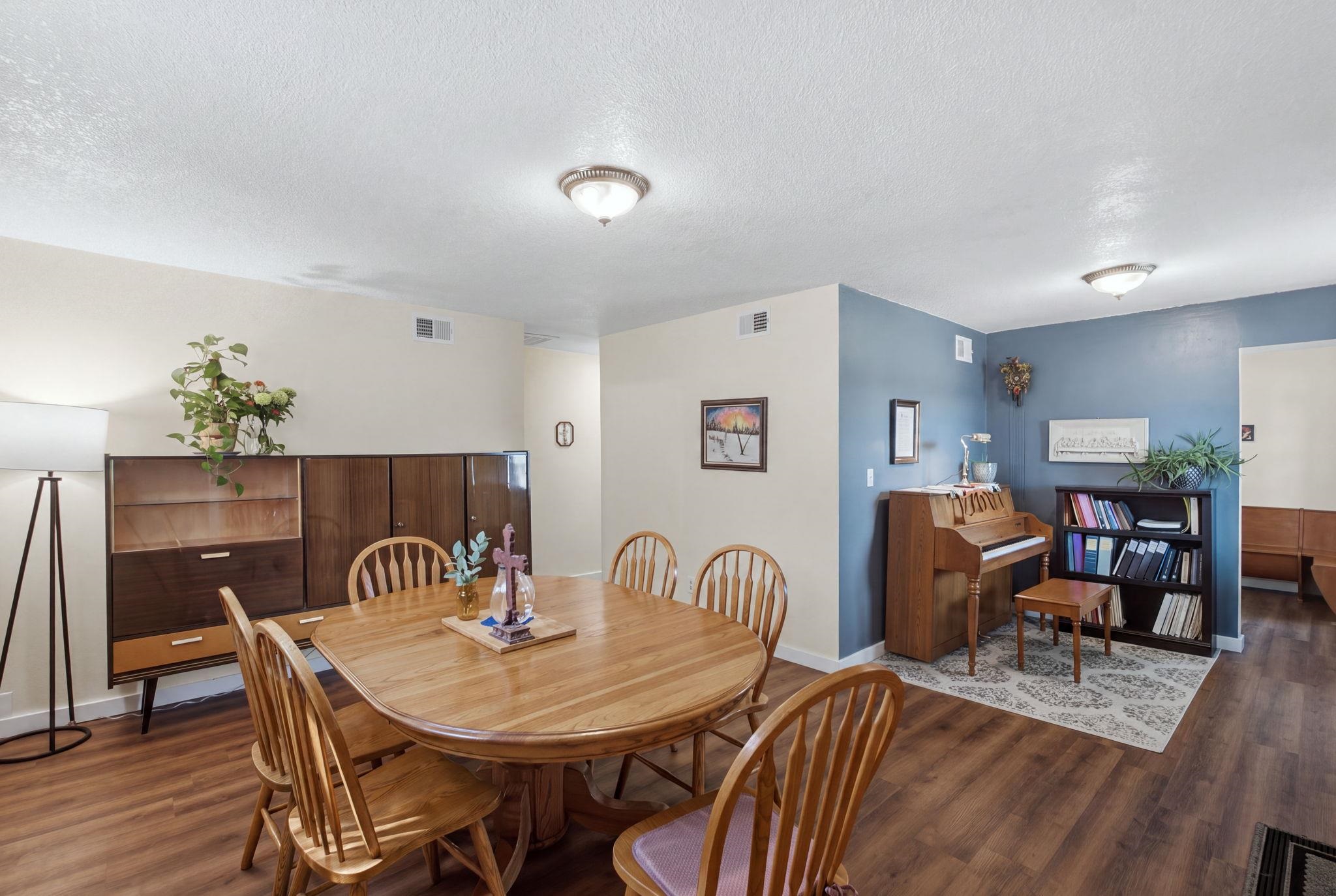 1601 W Regal