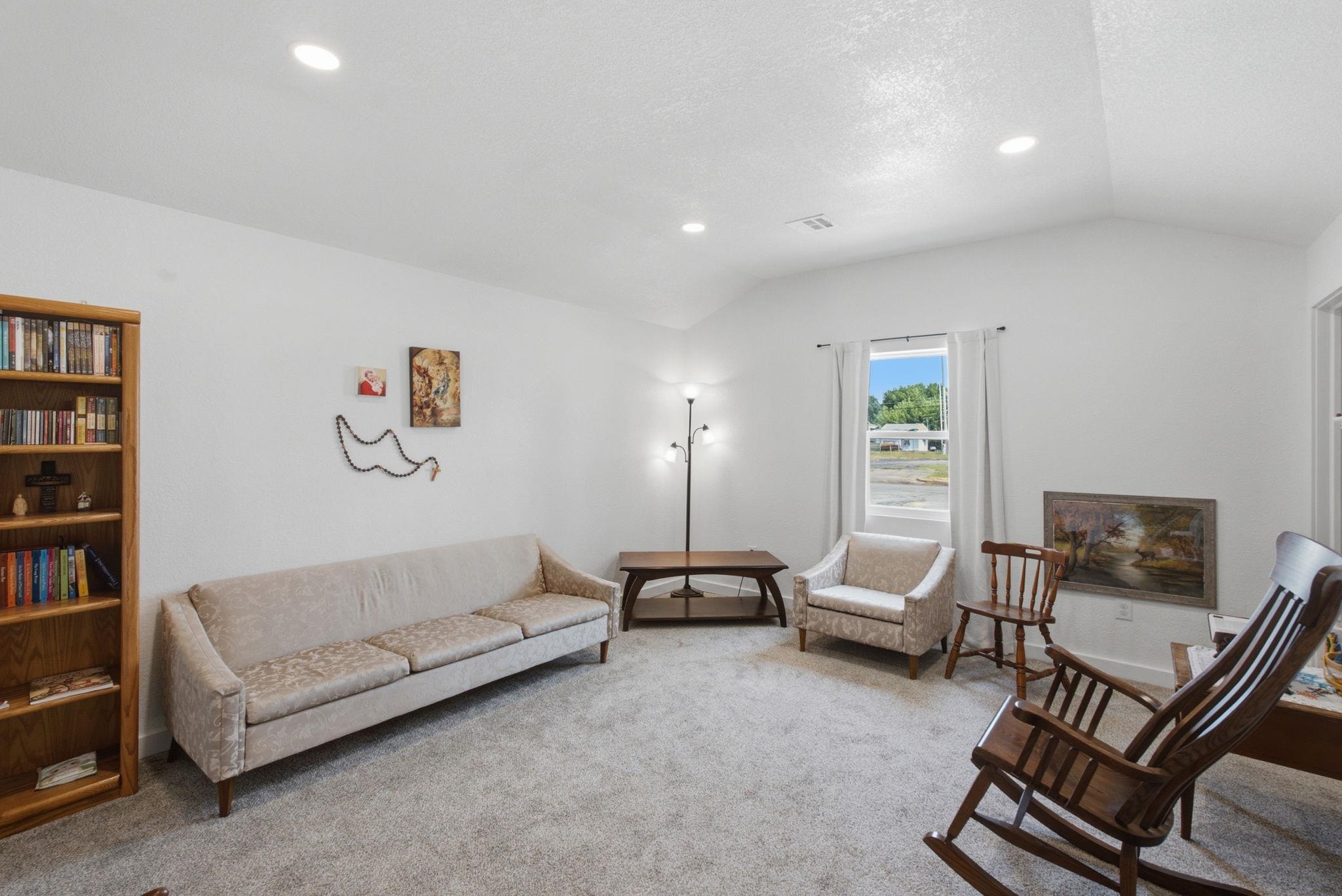 1601 W Regal