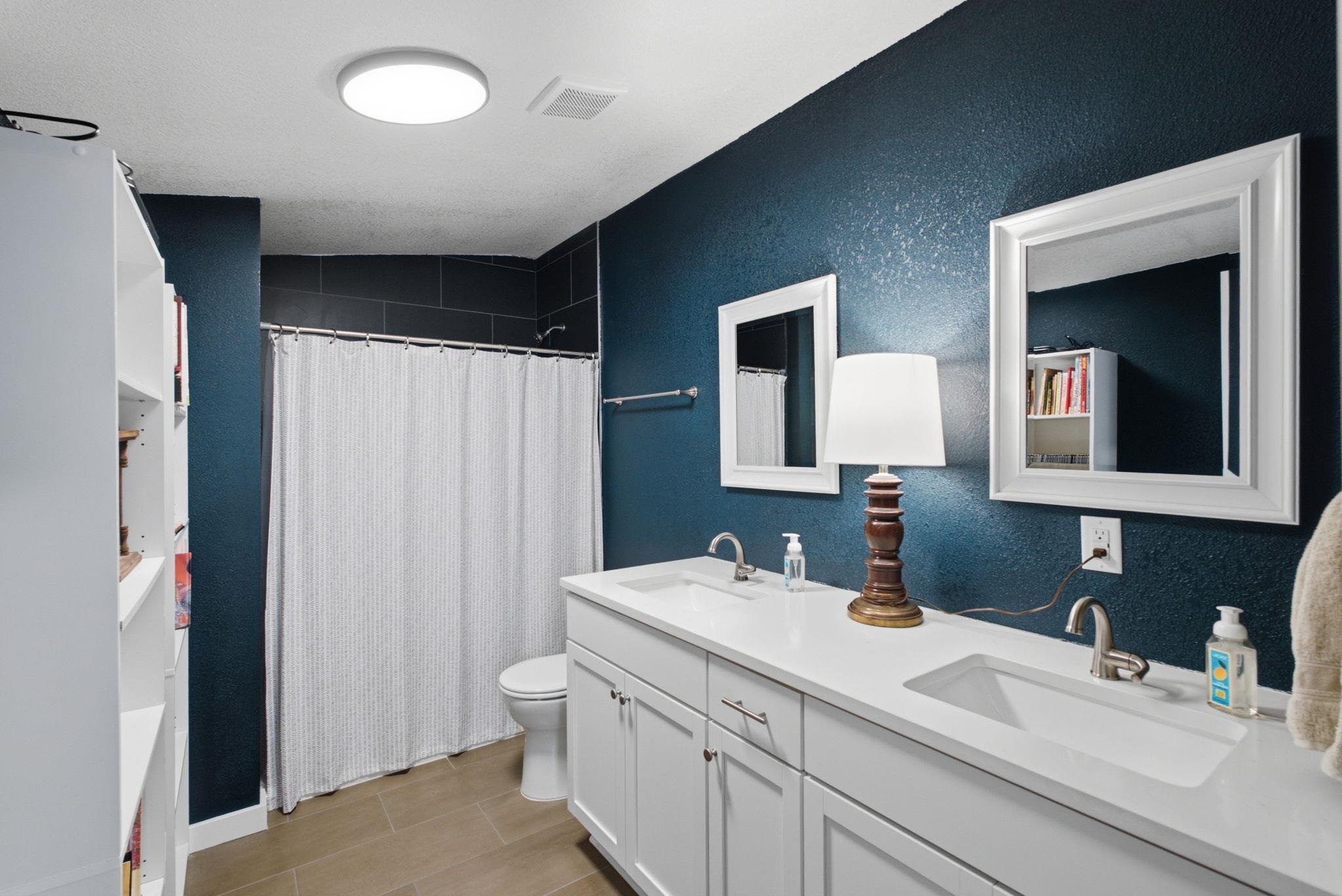 1601 W Regal