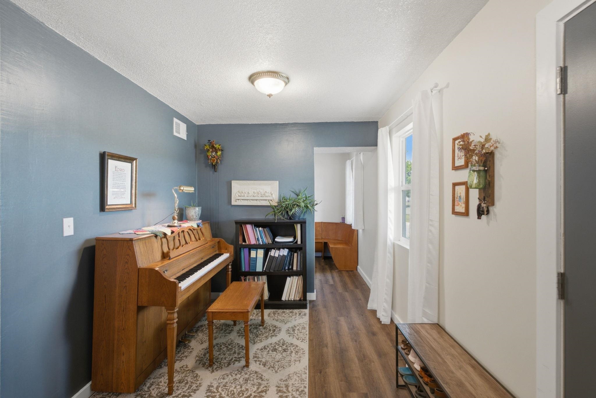 1601 W Regal