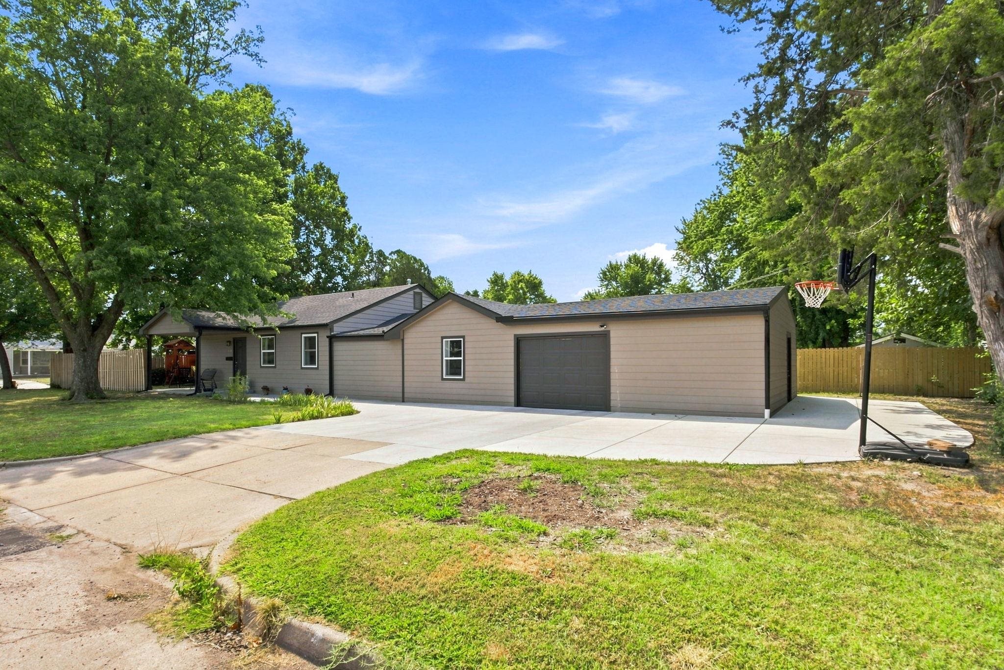 1601 W Regal