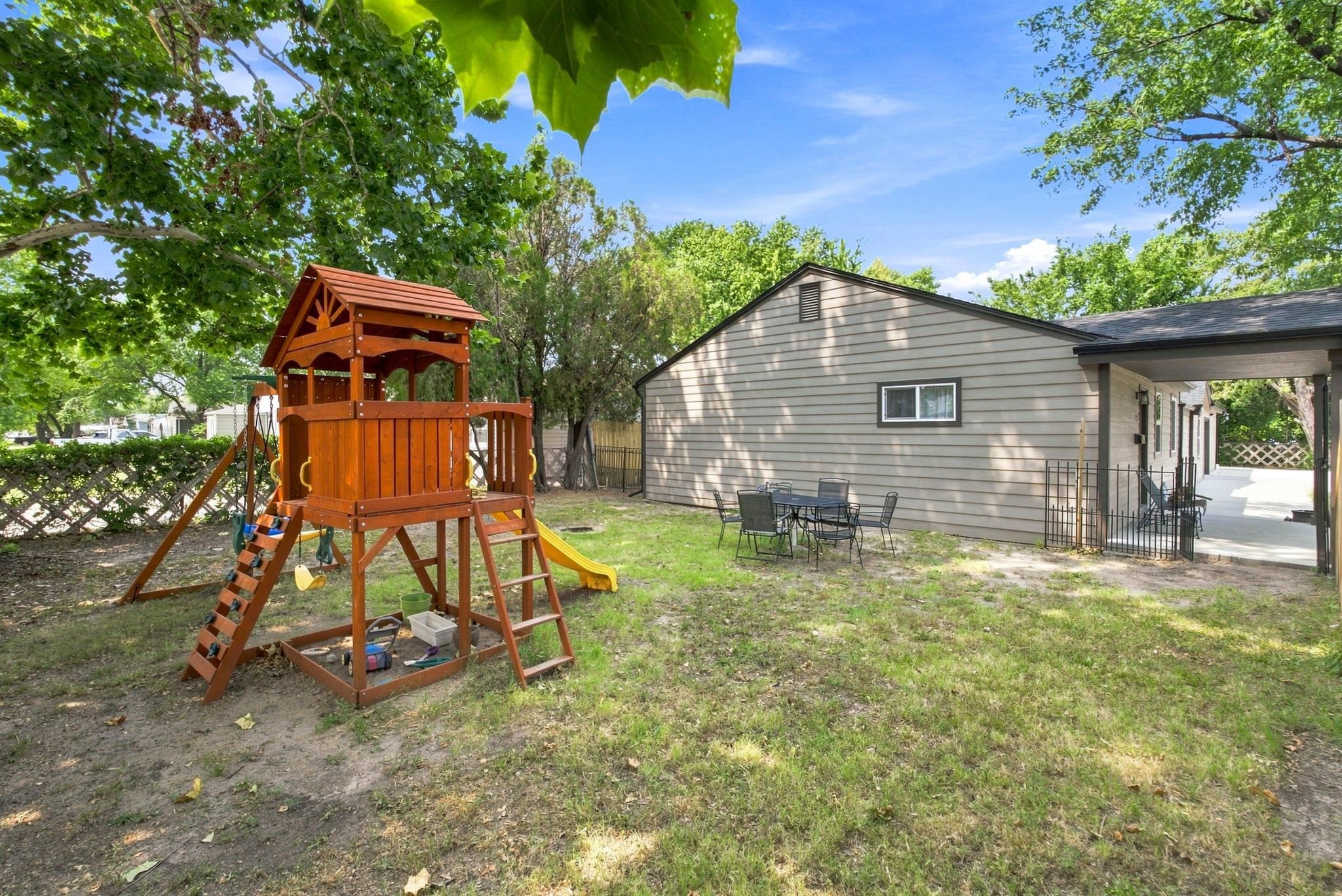 1601 W Regal