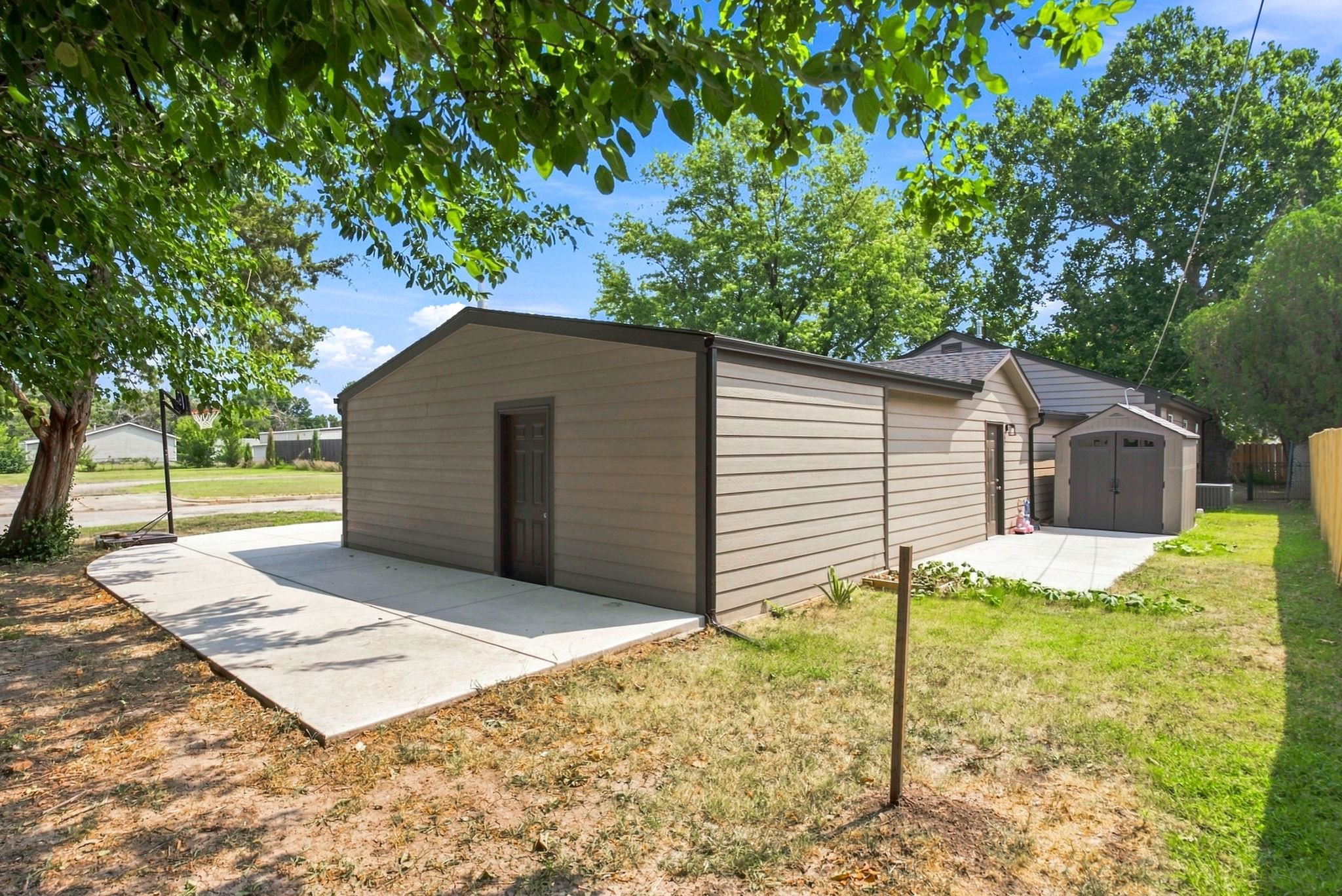 1601 W Regal