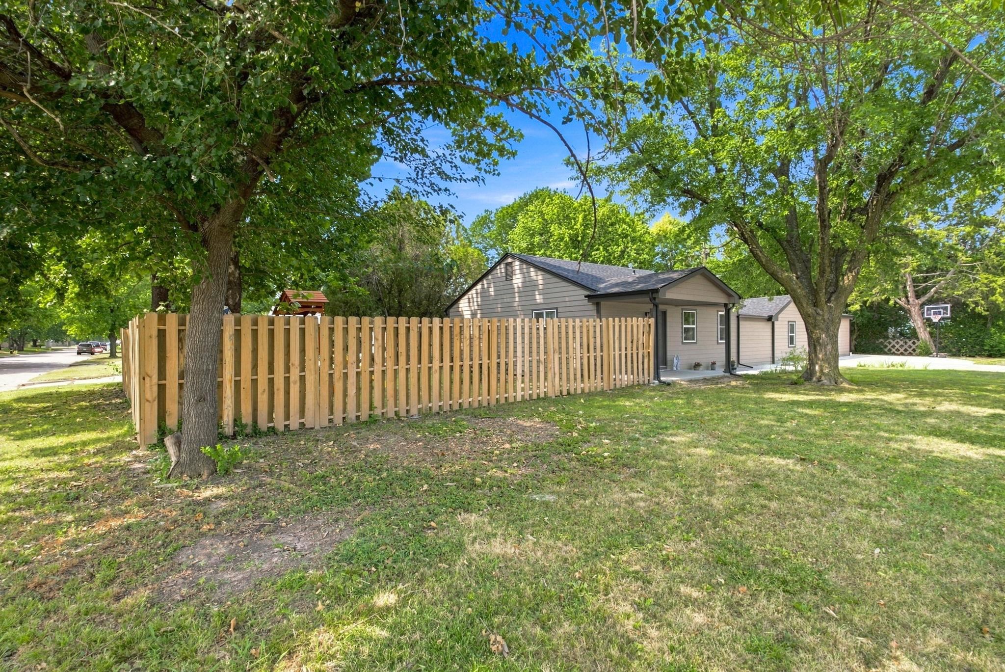 1601 W Regal