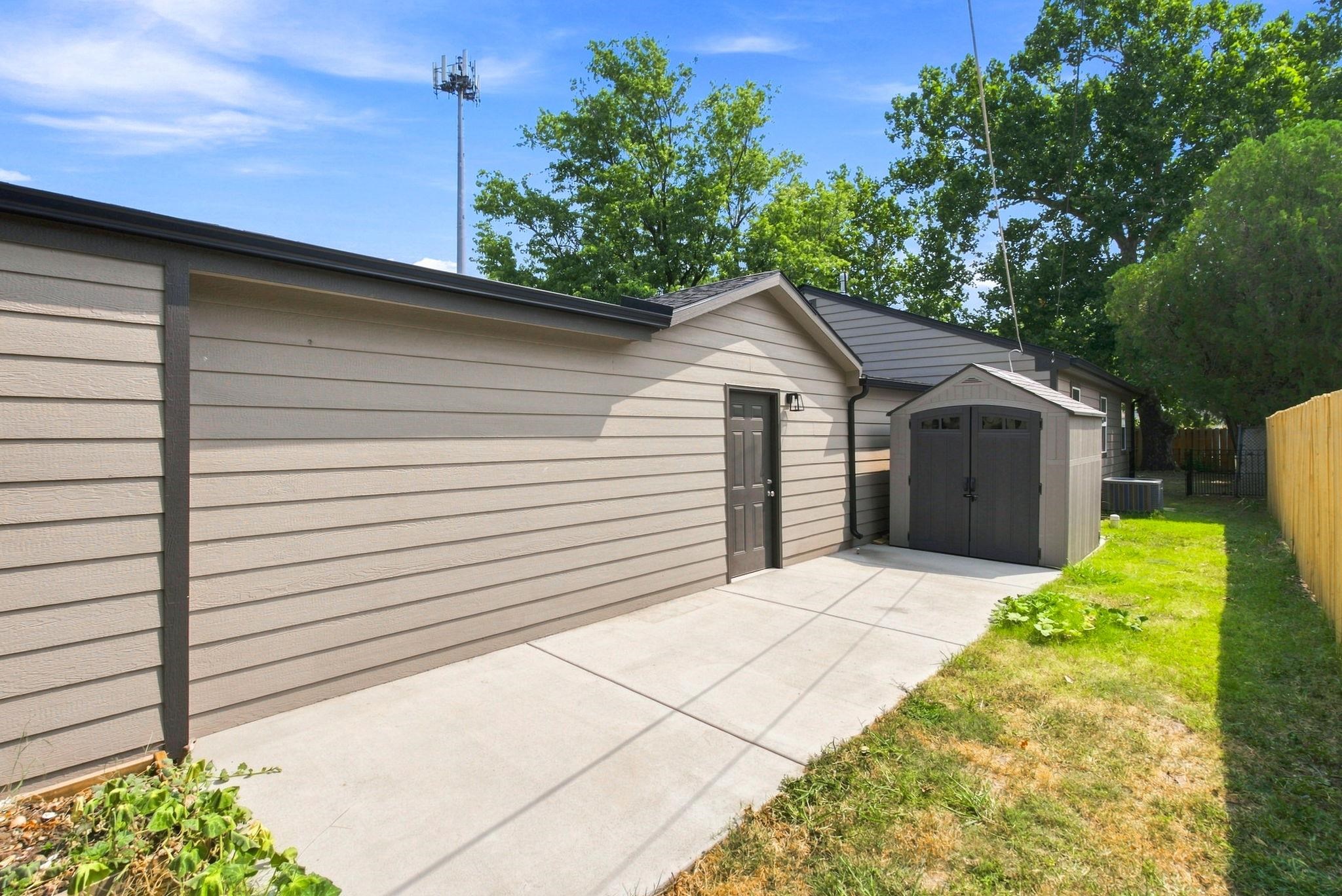 1601 W Regal