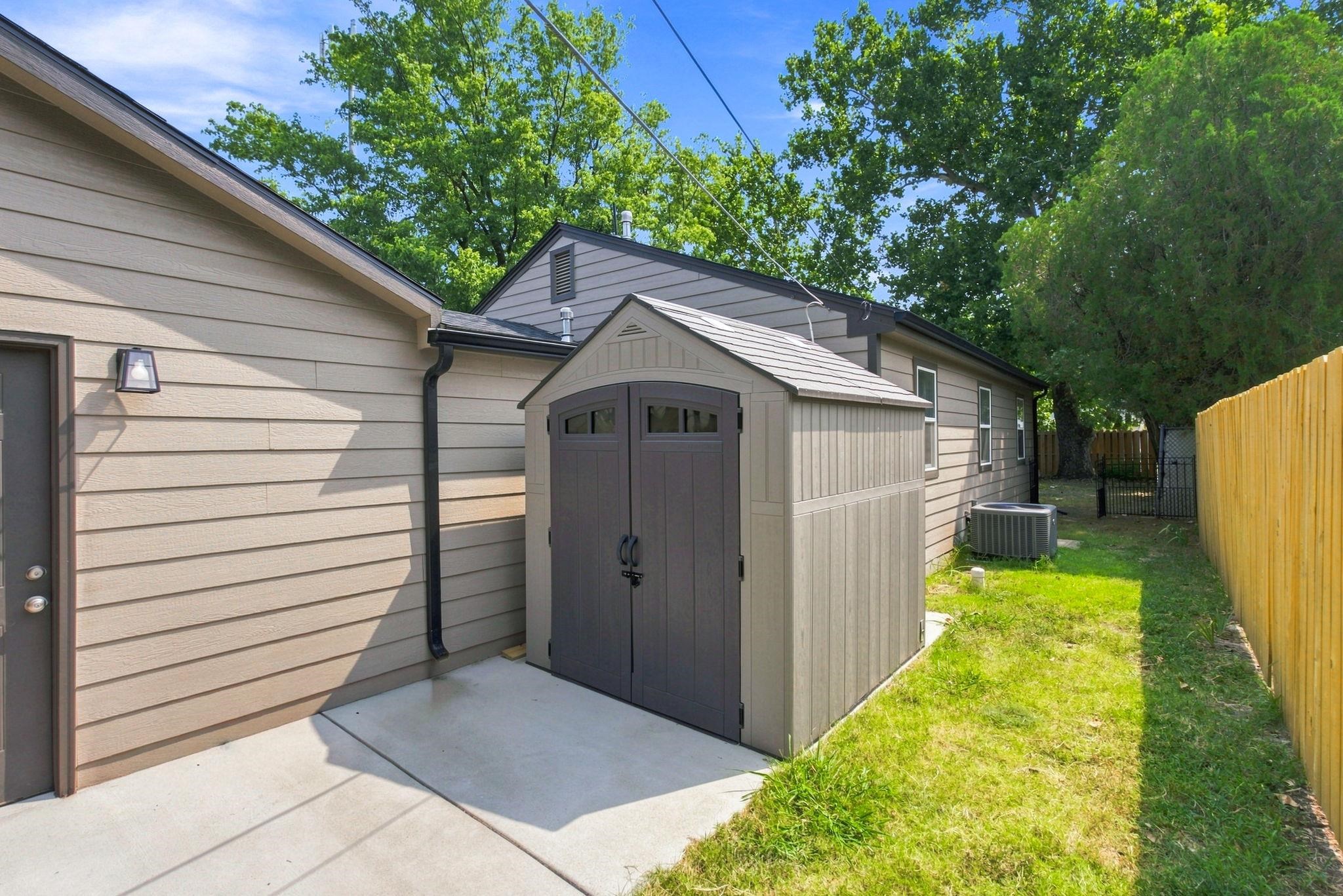 1601 W Regal