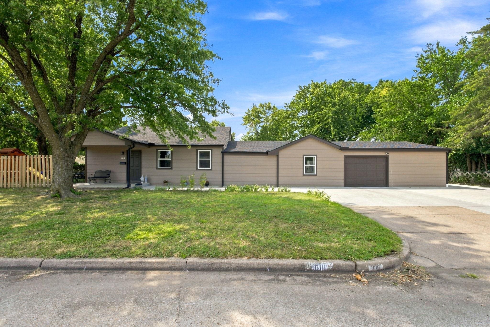 1601 W Regal