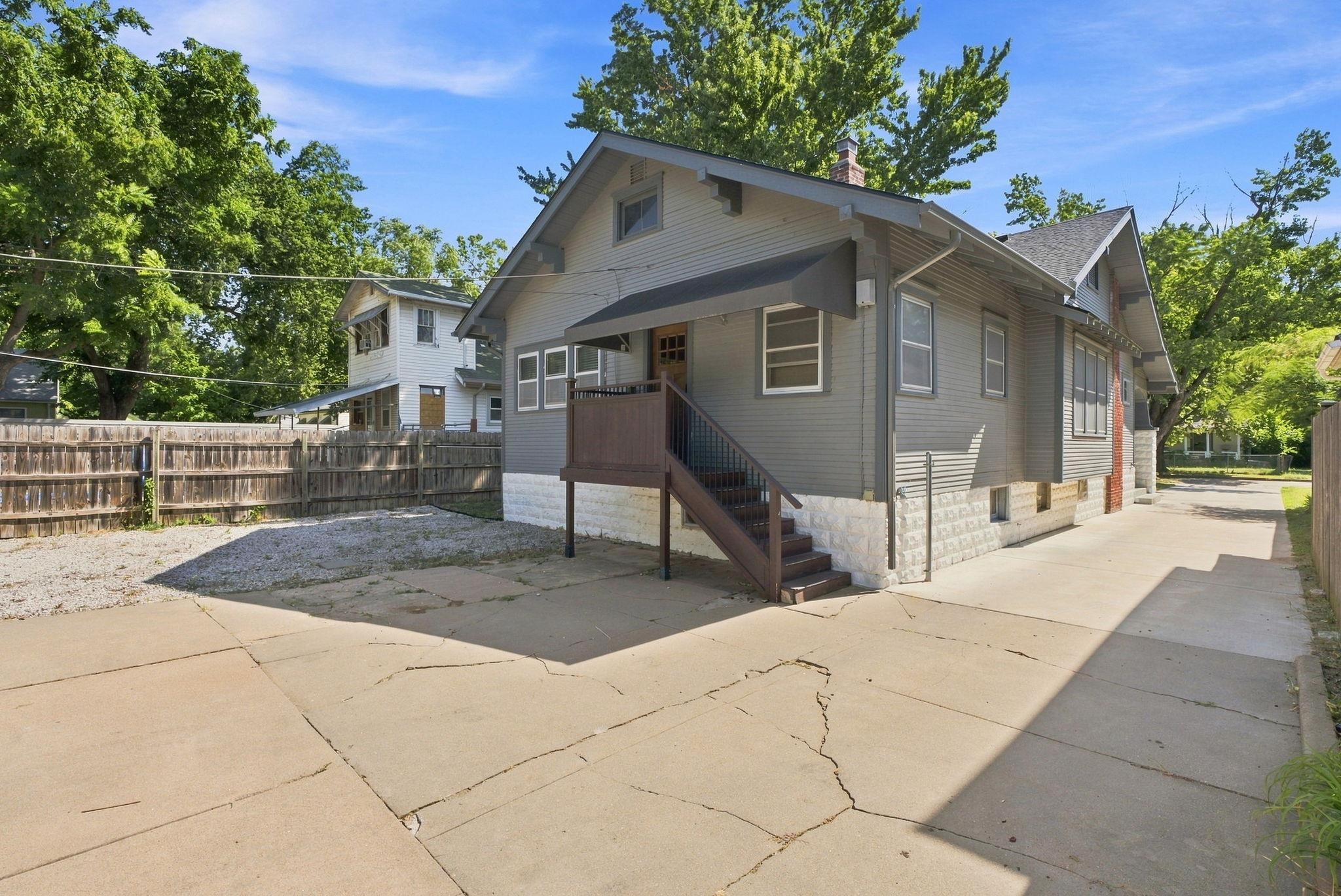 1607 N Fairview