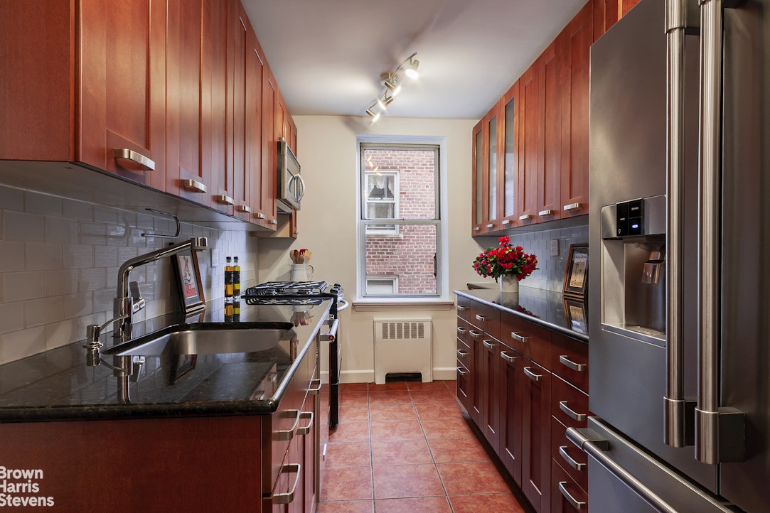 143 BENNETT Avenue 5L