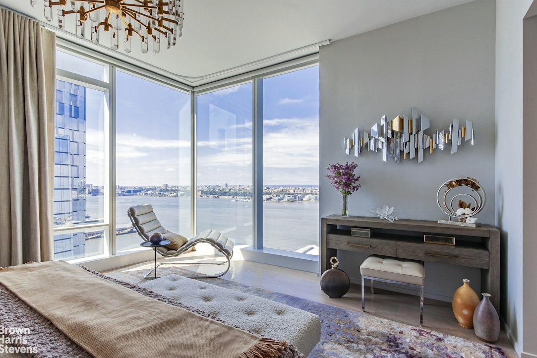 30 RIVERSIDE Boulevard 31A
