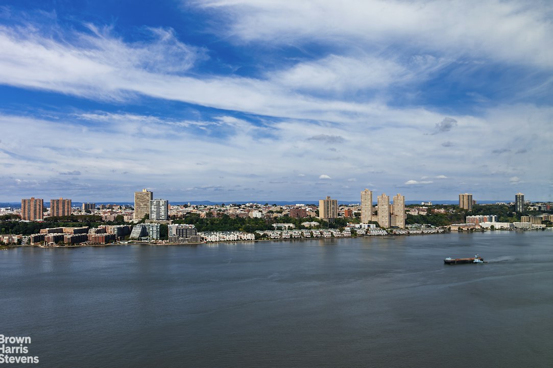 30 RIVERSIDE Boulevard 31A