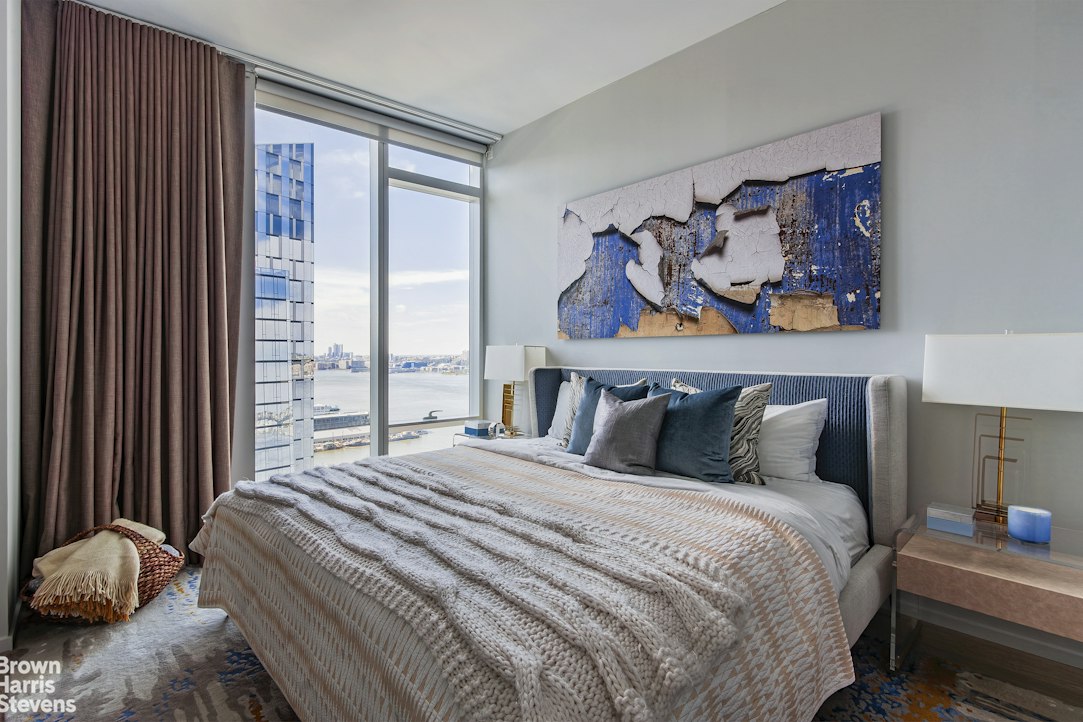 30 RIVERSIDE Boulevard 31A