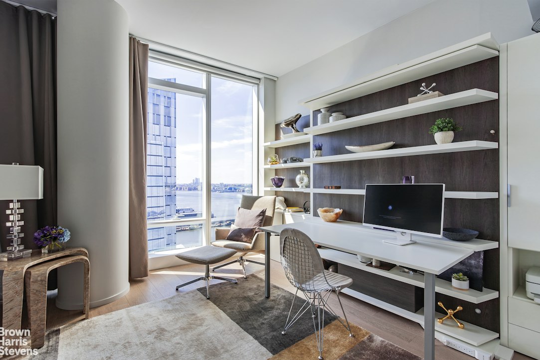 30 RIVERSIDE Boulevard 31A