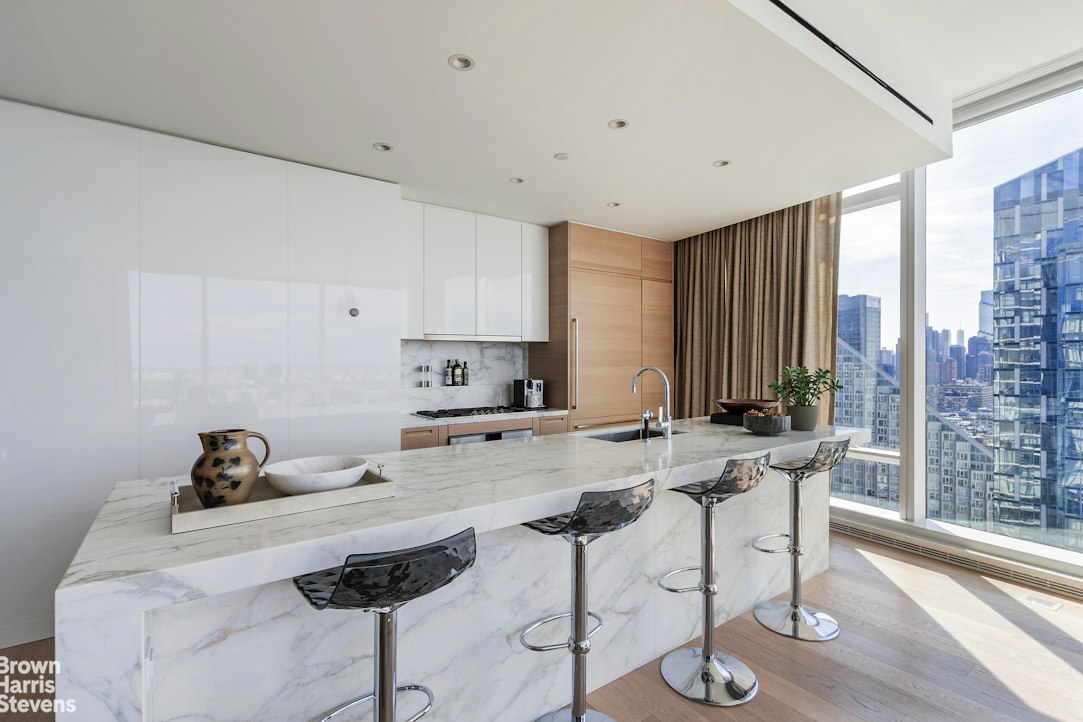 30 RIVERSIDE Boulevard 31A