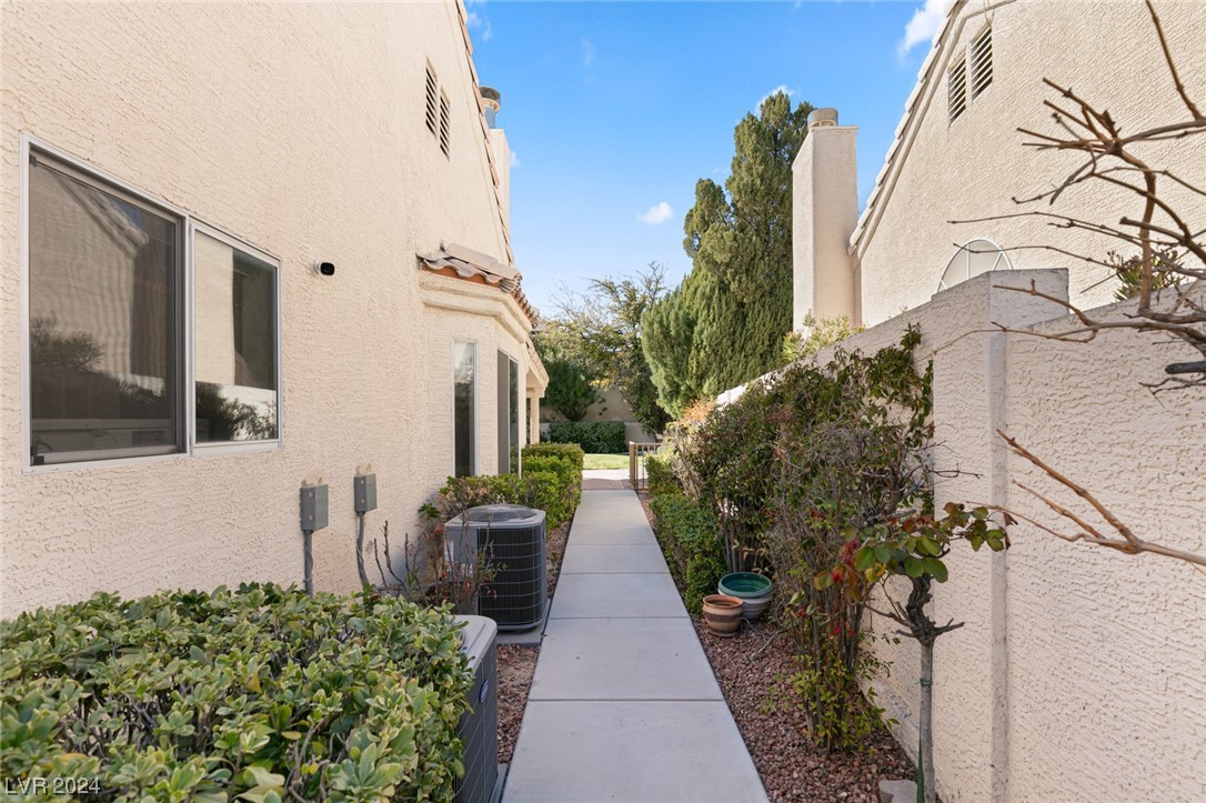 2201 MADAGASCAR Lane