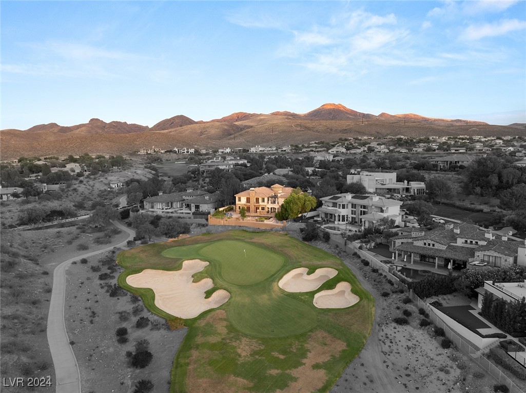 14 CORRAL DE TIERRA Place