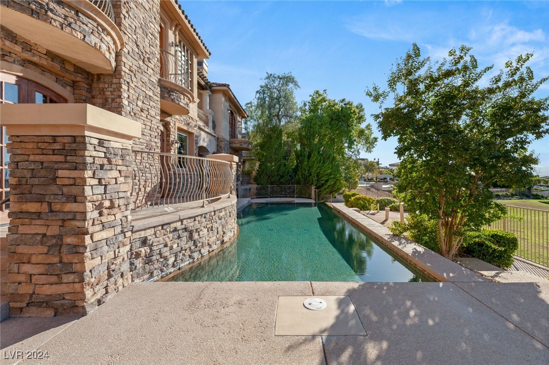 14 CORRAL DE TIERRA Place