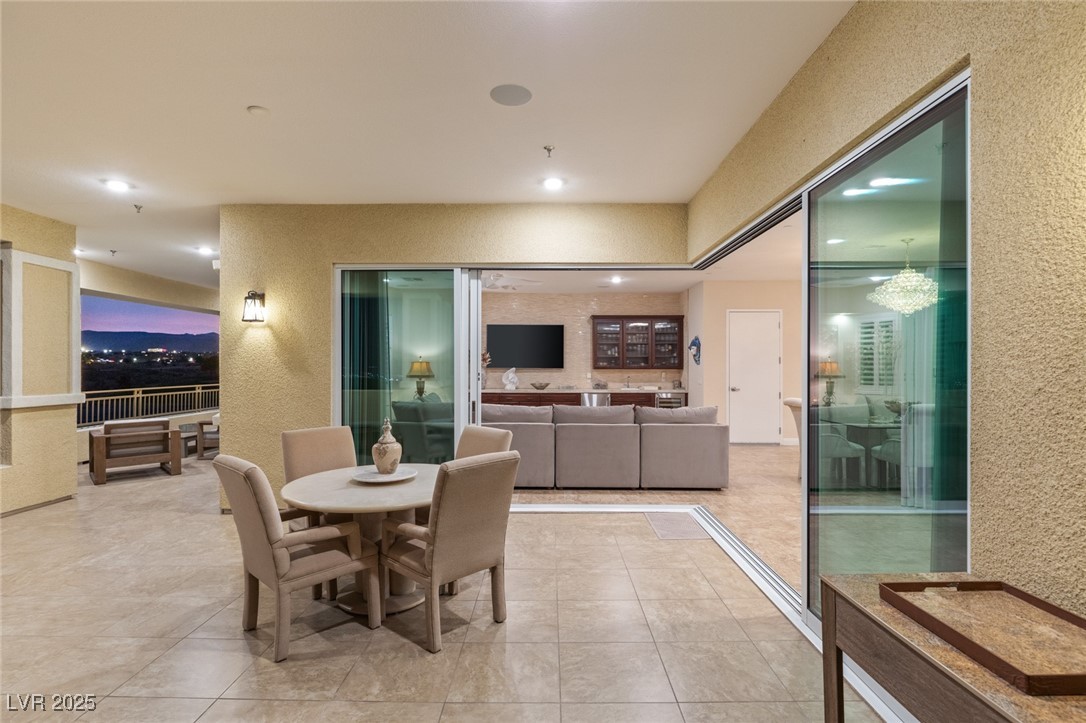 9121 Las Manaitas Avenue 401