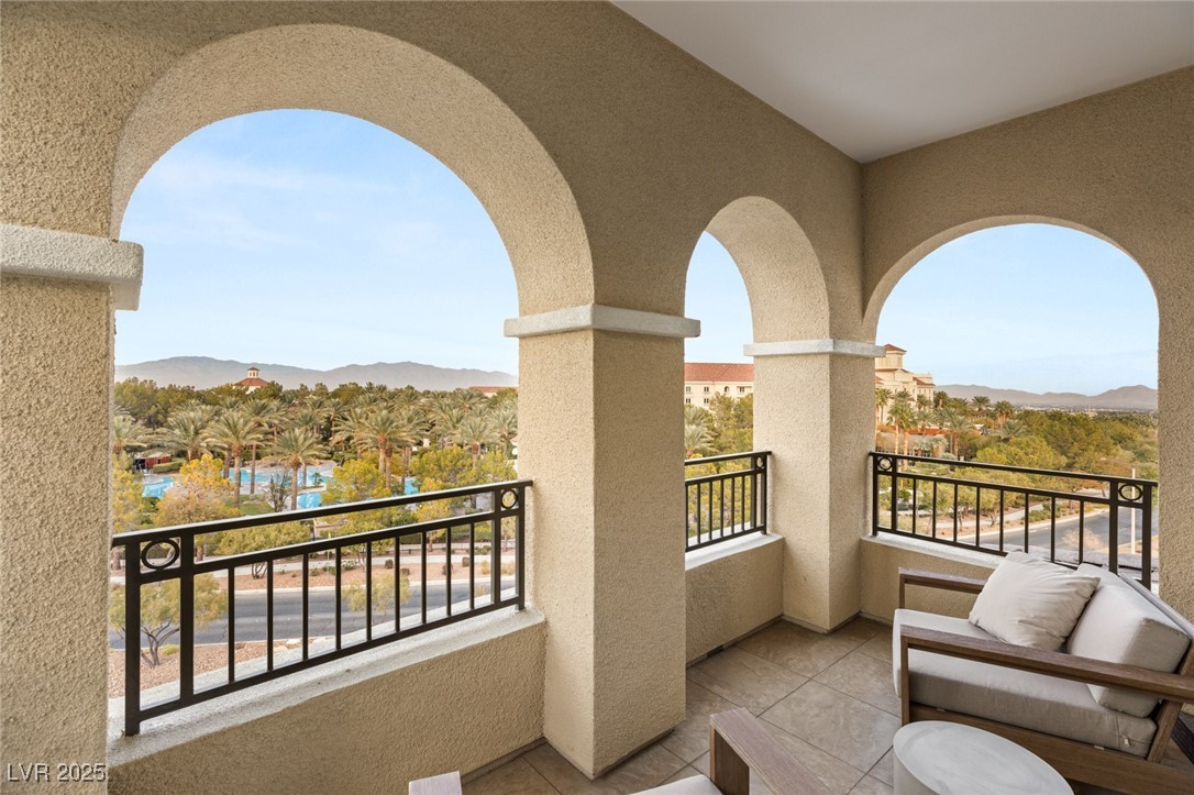 9121 Las Manaitas Avenue 401